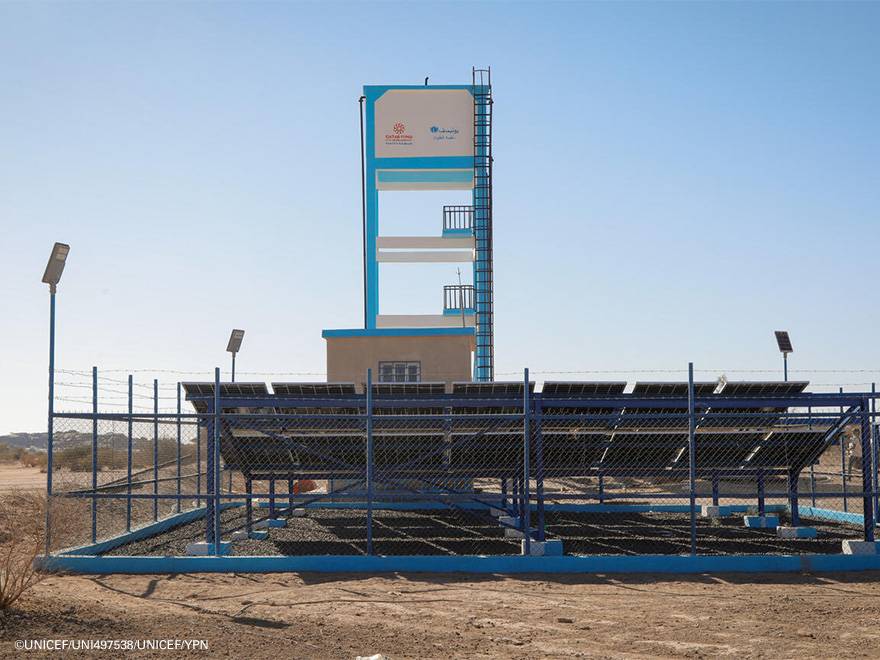 Los paneles solares están siendo esenciales para llevar agua a zonas remotas de Yemen. Paneles solares