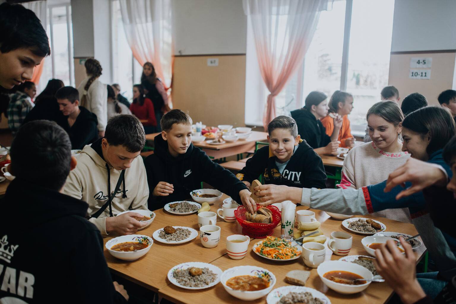Niños ucranianos de una escuela de Odesa en el comedor del colegio