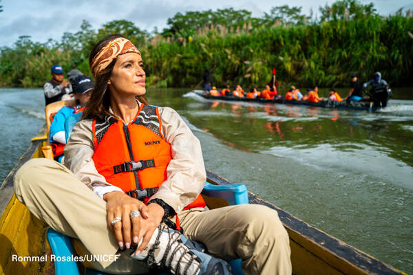 Sara viaja a través el río en una de las piraguas que llegan hasta Bajo Chiquito