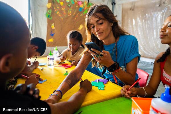 Sara, documentando las actividades lúdicas para niños en uno de los Espacios Amigos para la Infancia de UNICEF