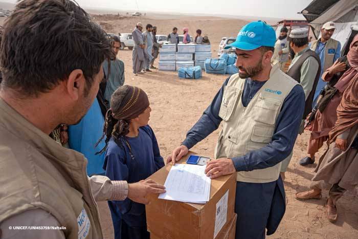 Un trabajador de UNICEF reparte suministros a niños y familias en Afganistán