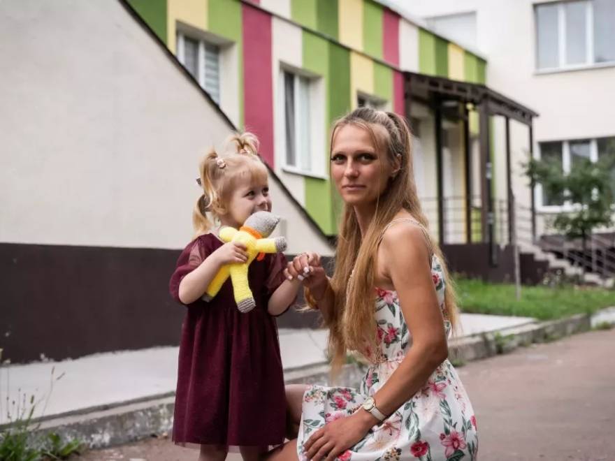 Maryna y Angelina visitan el hospital donde nació la pequeña tres años después. Maryna y Angelina visitan el hospital donde nació la pequeña tres años después.