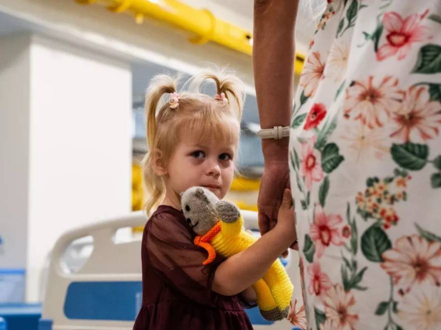 Angelina tiene ahora tres años. Va a la guardería. La niña nació el primer día de la guerra a gran escala. Angelina tiene ahora tres años. Va a la guardería. La niña nació el primer día de la guerra a gran escala.