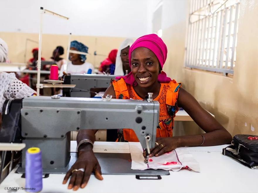 Mujer con una maquina de coser Mujer con una maquina de coser