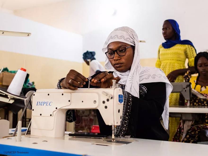 Joven con maquina de coser Joven con maquina de coser