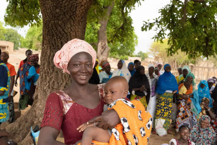 Fatimata y su bebé Aslam de 8 meses en Burkina Faso.