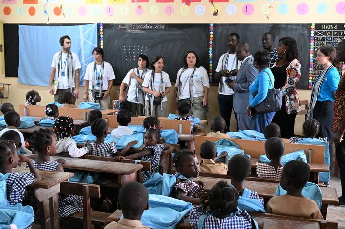 Los socios de UNICEF en una visita a un proyecto de en Costa de Marfil durante su misión a terreno.