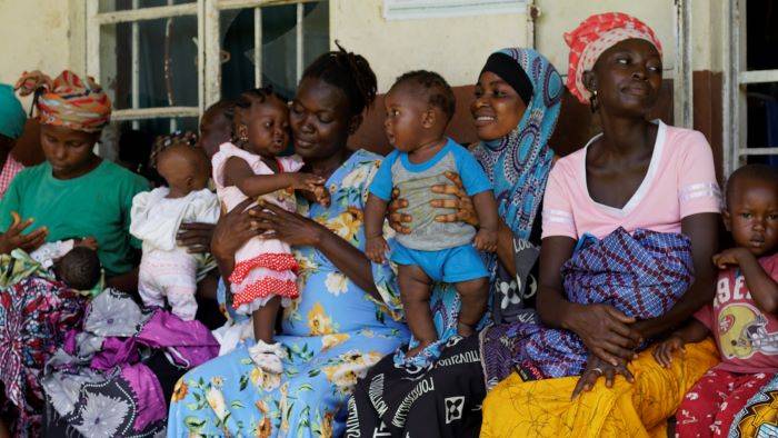 Familias en Sierra Leona esperan a ser atendidas.
