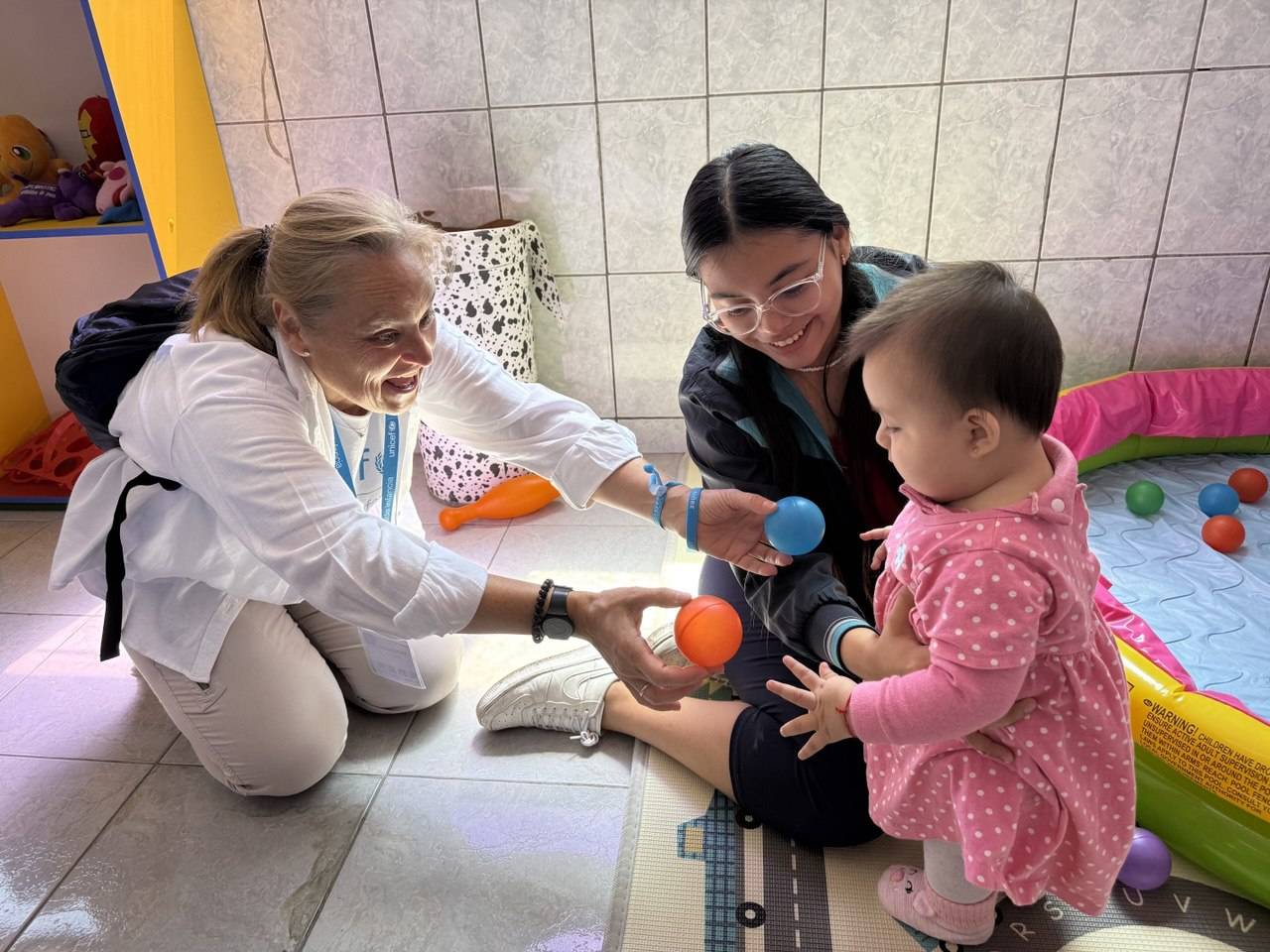 Jezabel, socia de UNICEF, con una niña en Bolivia.