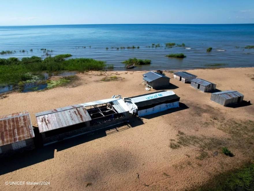 Vista aérea del centro de aprendizaje temporal construido por UNICEF en Chauma.