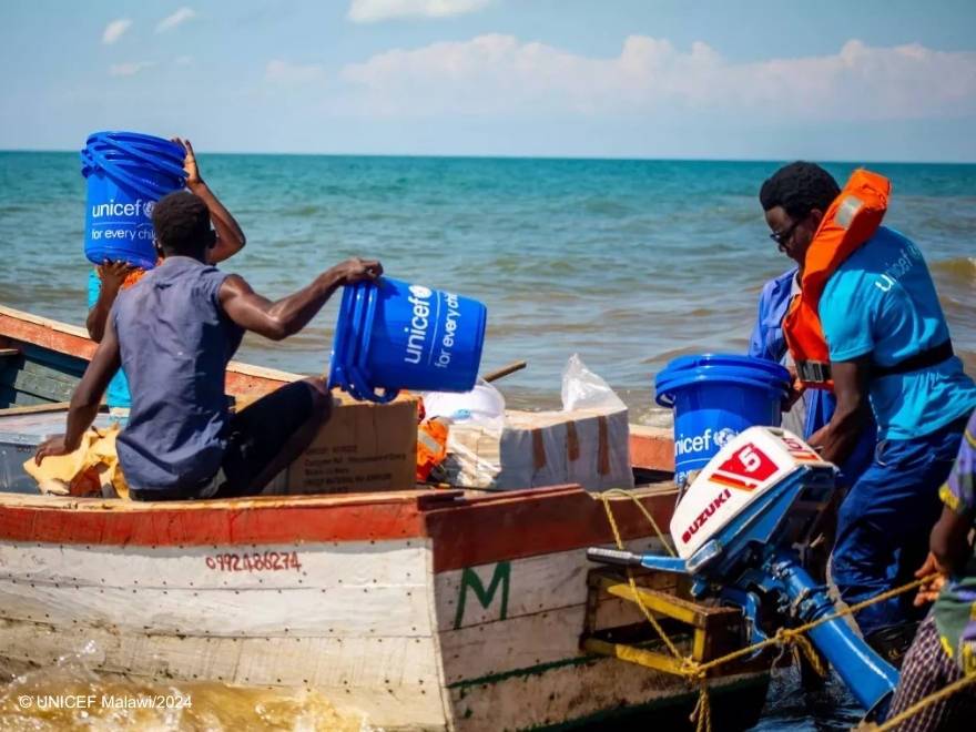Una de las canoas con las que podemos hacerles llegar la ayuda humanitaria.