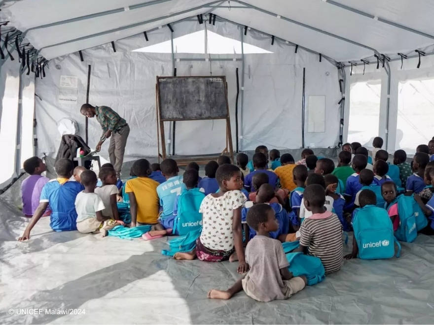 Los niños ahora pueden asistir a clase en las carpas instaladas por UNICEF. Los niños ahora pueden asistir a clase en las carpas instaladas por UNICEF.