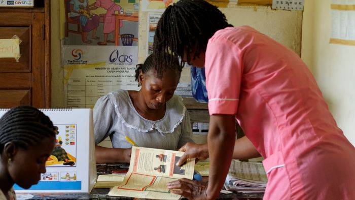 Mariam Grace Saw, atendiendo a una familia en el centro de salud.