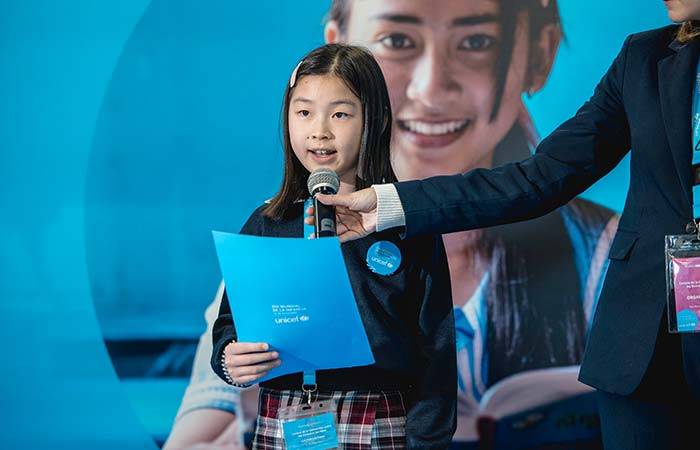 Noa, una de las niñas participantes, lee la Convención sobre los Derechos del NIño