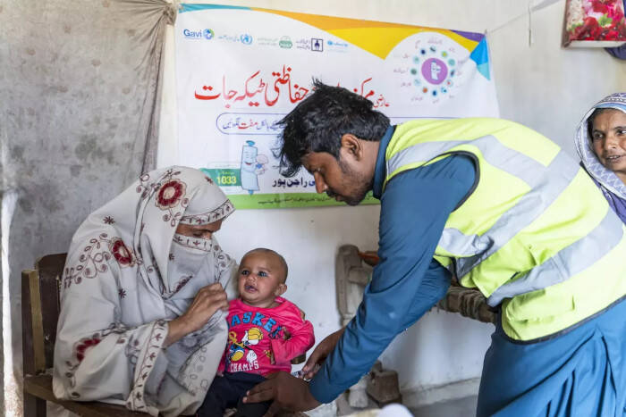 Un vacunador en Pakistán.