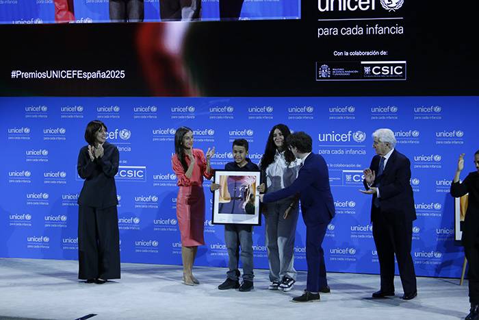 Alex de Cibercorresponsales, recibe el premio Comunica de UNICEF España 2025
