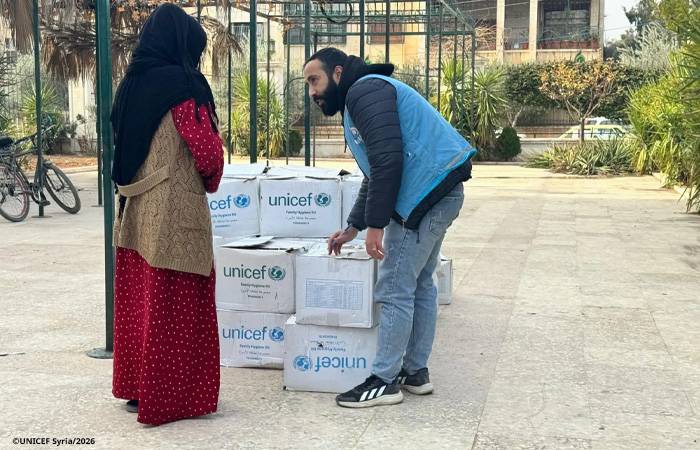 Un trabajador de UNICEF en Siria hace entrega de un paquete de suministros de emergencia