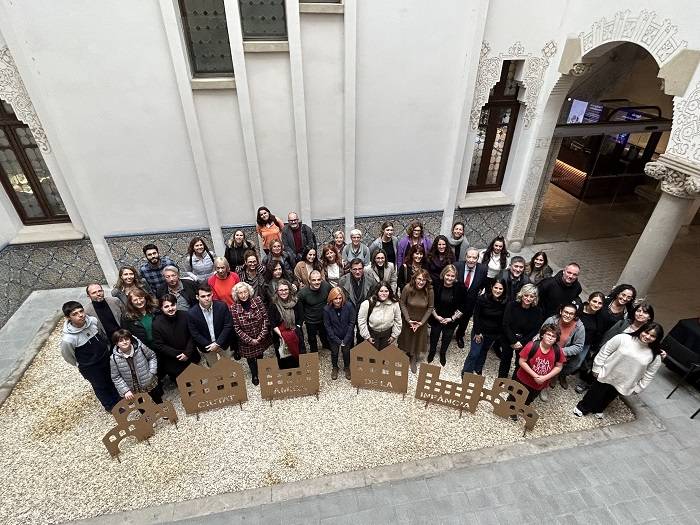 Foto de familia en contrapicado del Encuentro de Ciudades Amigas