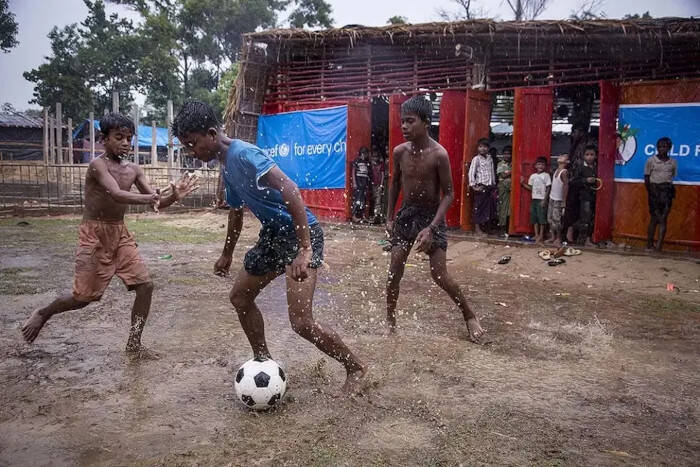 Ni la lluvia detiene el fútbol en un campamento de refugiados rohingya, en Bangladesh.