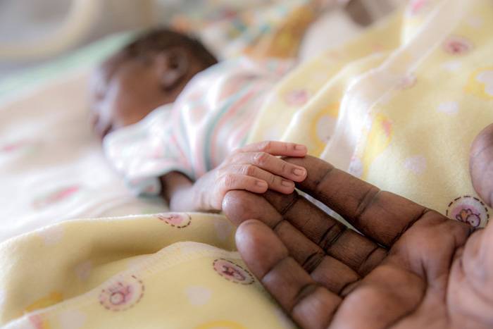 El recién nacido Ayah, cuya madre murió desangrada tras su parto y que sufre de ictericia y sepsis y pesa sólo 1,3 kilogramos. El recién nacido Ayah