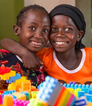 Dos niños sonriendo