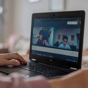 Adolesente con una computadora