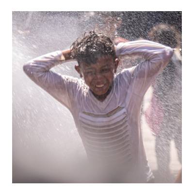 Un niño jugando en la lluvia Un niño jugando en la lluvia