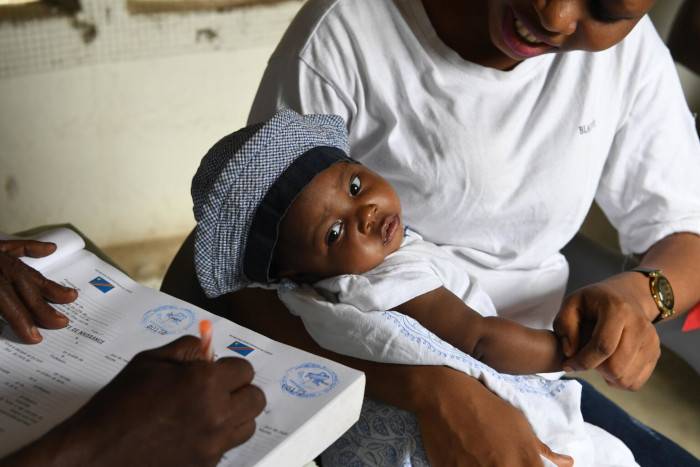 Un bebé en el momento del registro de nacimiento.