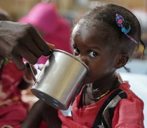 Israa Adam Ateem toma agua