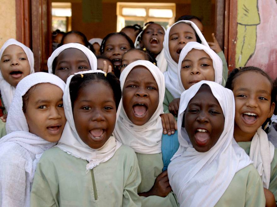 Las niñas alzan la voz contra la mutilación genital femenina Un grupo de niñas