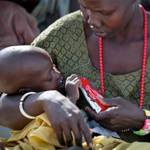 Una madre alimenta a su bebé