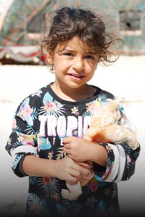 Una niña sostiene su juguete en un refugio temporal en Hatay, Turquía.
