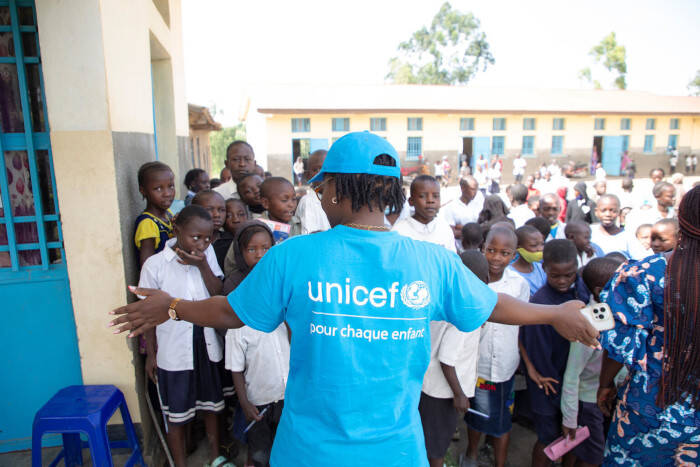 Personal de UNICEF en Bunia explicando cómo protegerse del ébola.