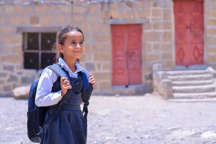 Fatima va a la escuela en Yemen.