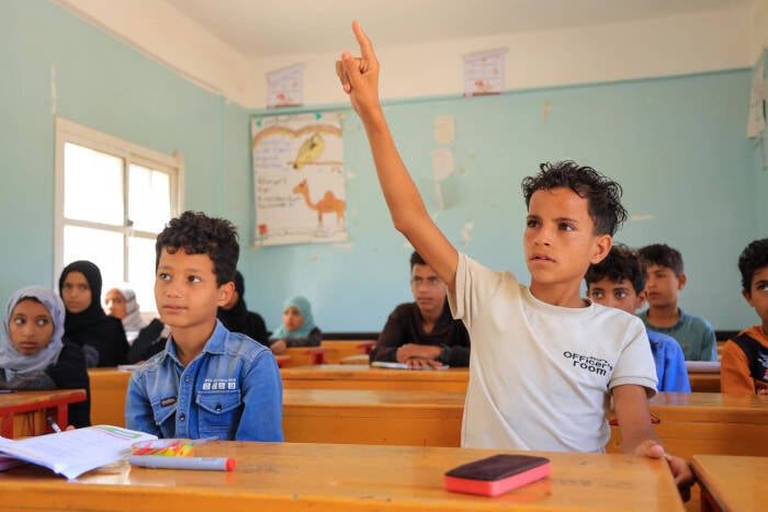 Abdulrahman vuelve a la escuela en Yemen después de cuatro años de abandono.