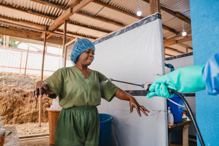 Wivine en la zona de descontaminación para protegerse del ébola. Wivine en la zona de descontaminación para protegerse del ébola.
