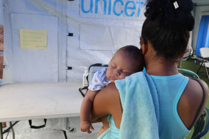 Una madre y su bebé de dos meses en un espacio para atención de la salud establecido por UNICEF.