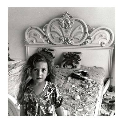 Alianzas 20N equipo Una niña en una zona devastada