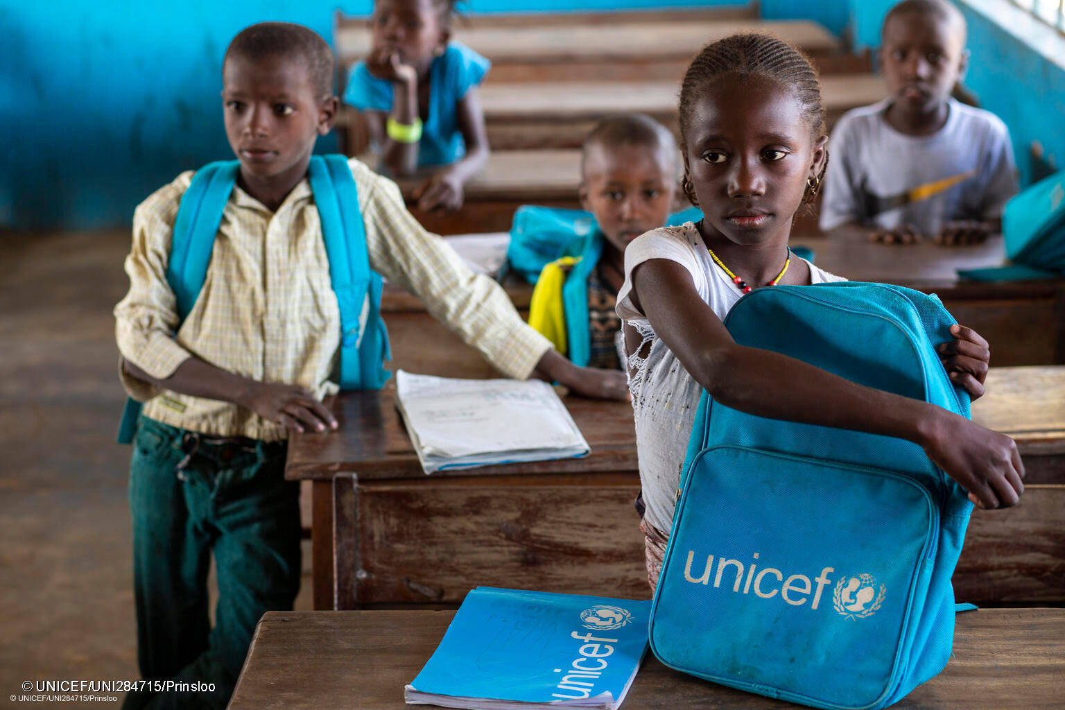 UNICEF UNI284715 Candela, de nueve años, asiste a clase en la escuela primaria de la pequeña aldea de Sintchan-Farba, Guinea Bissau