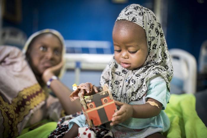 Juguetes recortables en las cajas de alimento terapéutico.