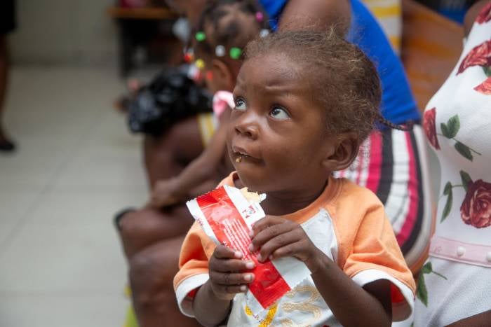 Una niña recibe alimento terapéutico listo para usar.