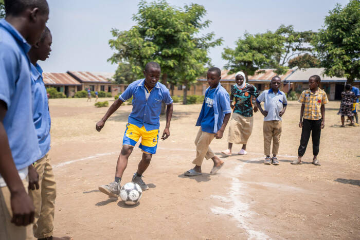 Un joven de 16 años en Uganda jugando al fútbol.