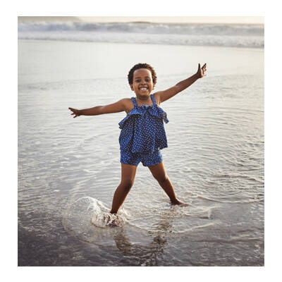 Una niña sonriendo Una niña sonriendo