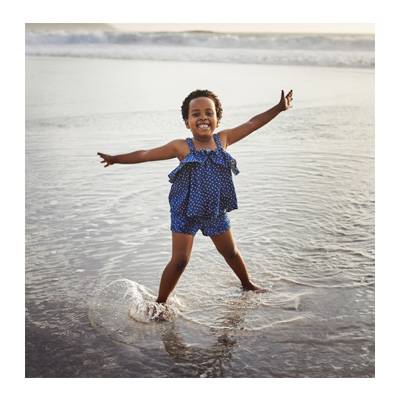 Una niña sonriendo Una niña sonriendo
