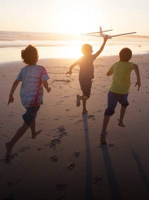 Niños jugando en la playa.