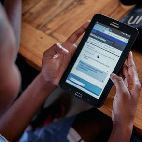 Un adolescente con un móvil