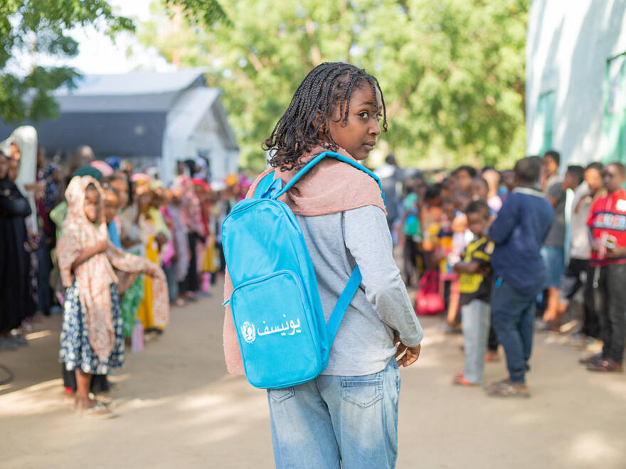 Una niña en un centro educativo temporal de UNICEF donde se fomenta la participación y la inclusión. Imagen de una niña