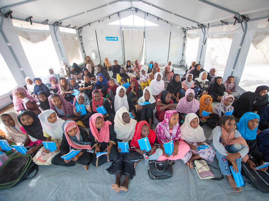 Gracias a personas como tú, podemos seguir llevando ayuda para los niños y niñas sudaneses. Un grupo de niños
