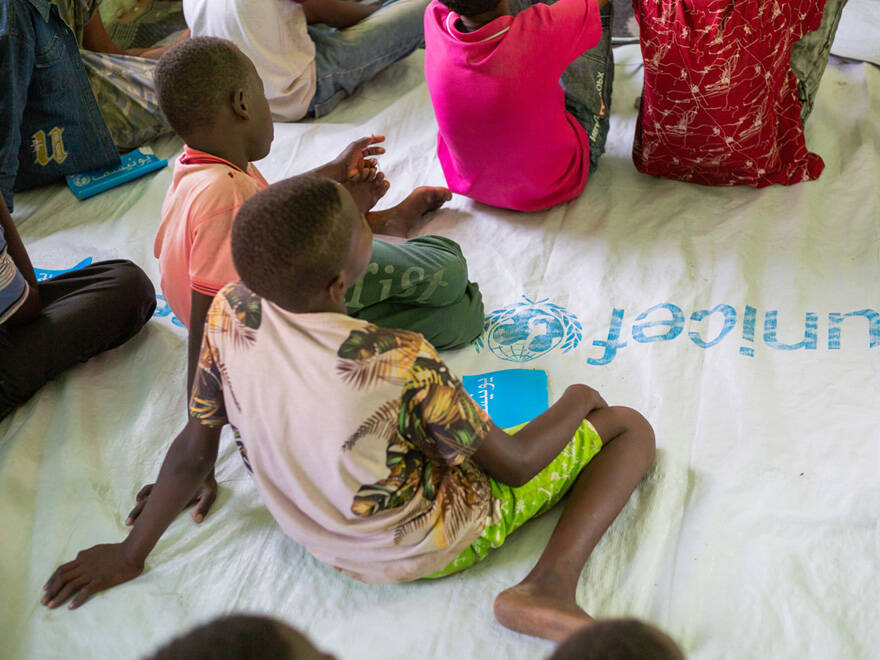 En los espacios seguros, niños y niñas reciben atención psicosocial y realizan distintas actividades. Un grupo de ñiños