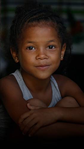 Una niña sonríe.
